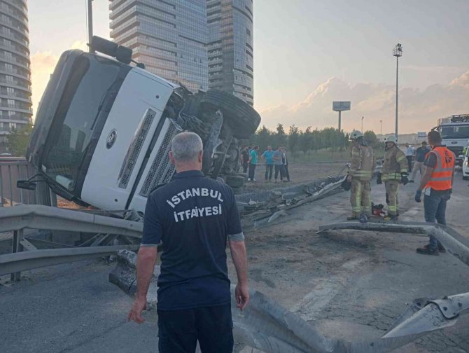 Meyve Yüklü Kamyon Arızalanan İ̇ett Otobüsüne Çarptı