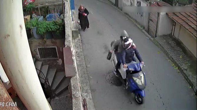 İ̇stanbul’da Yaşlı Kadına Kapkaç Kamerada: Kadınları Hedef Alan Çete Çökertildi