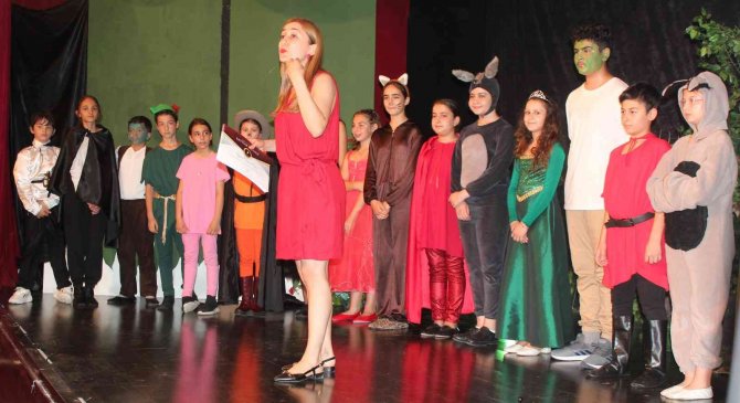 Minikler Büyükleri Güldürürken Düşündürdü