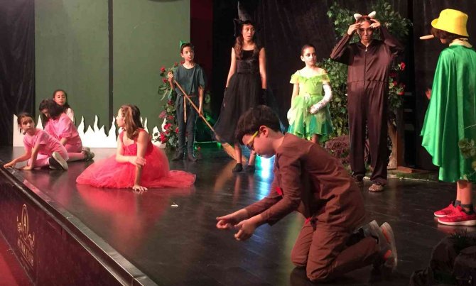 Minikler Büyükleri Güldürürken Düşündürdü