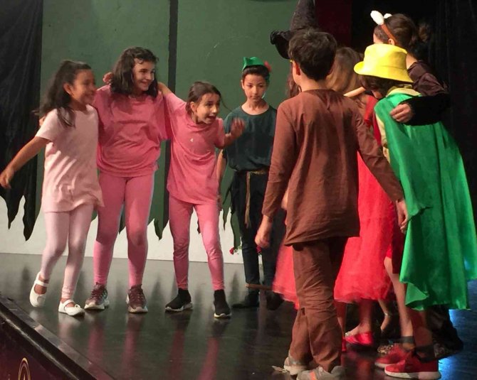 Minikler Büyükleri Güldürürken Düşündürdü
