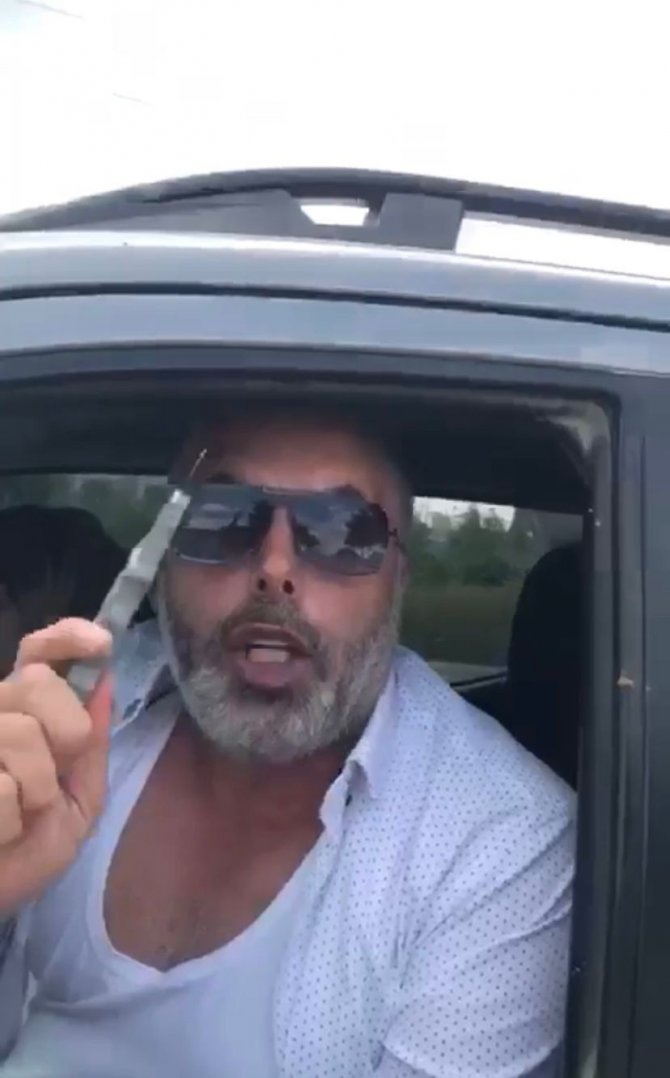 Trafikte Tartıştığı 3 Kişiyi Falçatayla Yaraladı, "Doğrarım" Diye Tehdit Etti