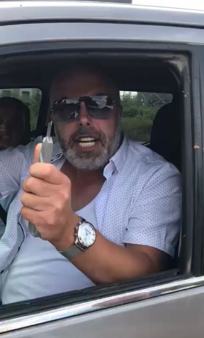 Trafikte Tartıştığı 3 Kişiyi Falçatayla Yaraladı, "Doğrarım" Diye Tehdit Etti