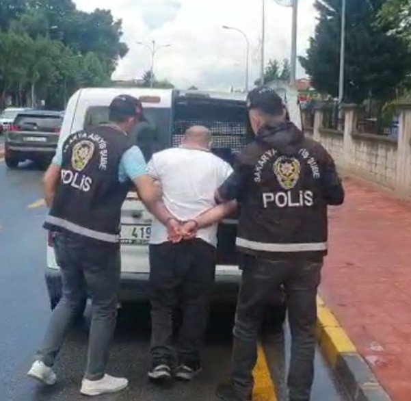 Kendisini Polis Olarak Tanıttı, 500 Bin Lira Dolandırdı