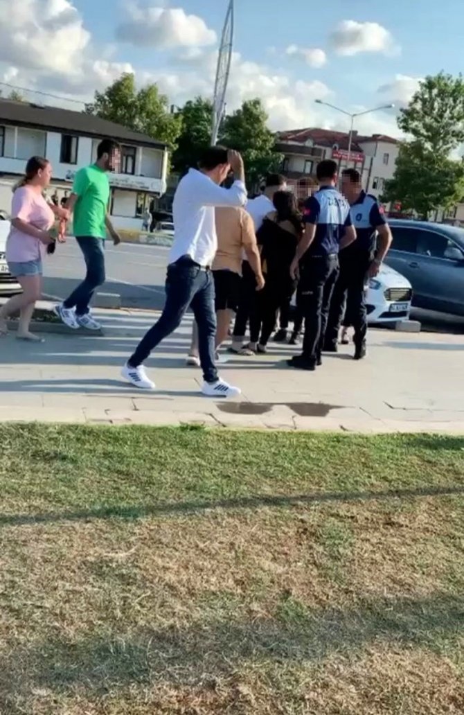 Zabıtaya Tekme Tokat Saldırdılar