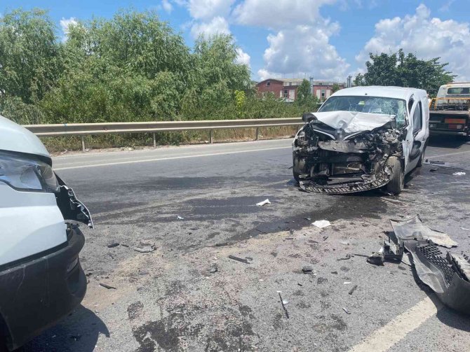 Sancaktepe’de 2 Araç Kafa Kafaya Çarpıştı: 2 Yaralı
