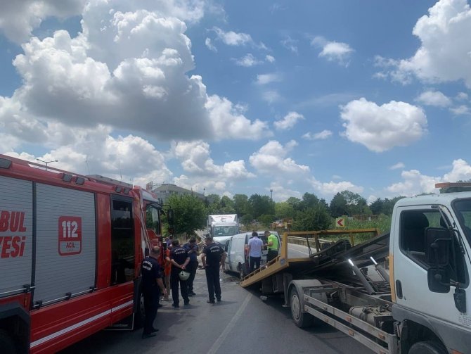Sancaktepe’de 2 Araç Kafa Kafaya Çarpıştı: 2 Yaralı