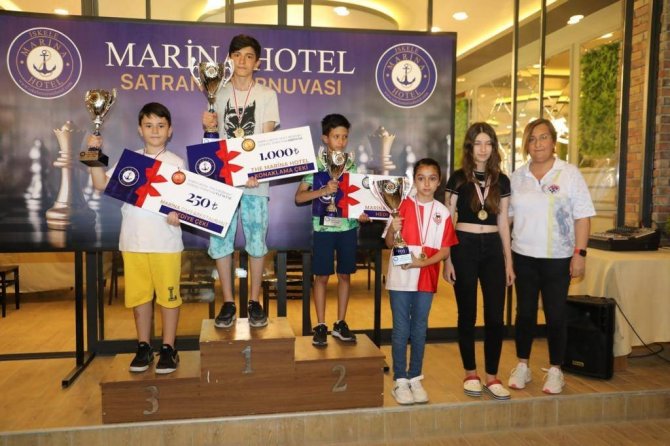 Burhaniye’de “Yaza Merhaba Satranç Turnuvası” Tamamlandı