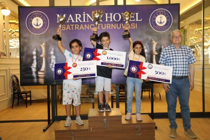 Burhaniye’de “Yaza Merhaba Satranç Turnuvası” Tamamlandı