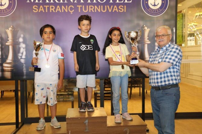 Burhaniye’de “Yaza Merhaba Satranç Turnuvası” Tamamlandı