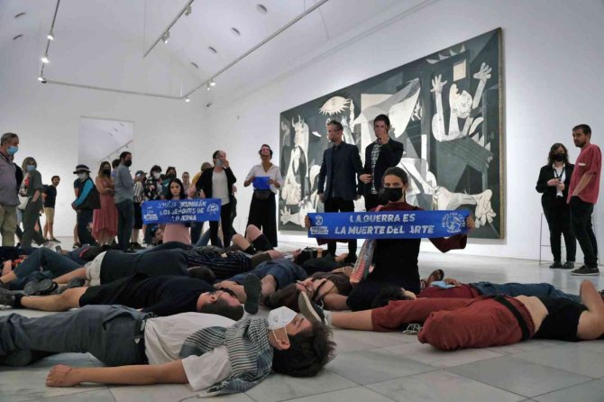 Savaş Karşıtlarından Picasso Tablosu Önünde Nato Protestosu