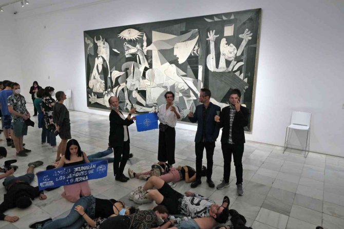 Savaş Karşıtlarından Picasso Tablosu Önünde Nato Protestosu