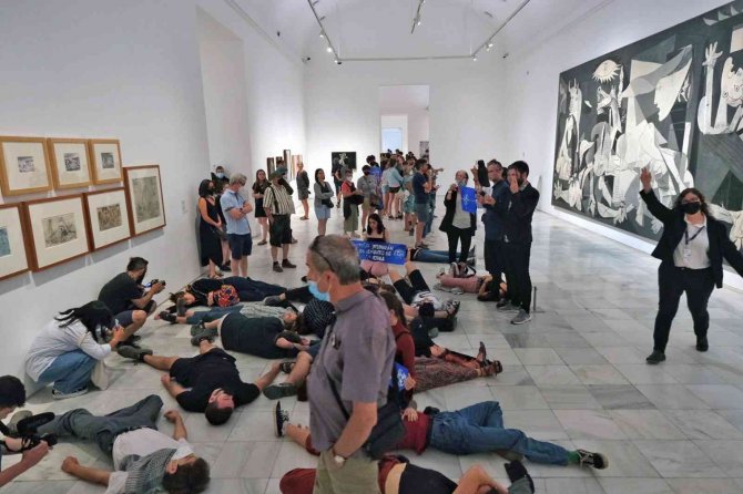 Savaş Karşıtlarından Picasso Tablosu Önünde Nato Protestosu