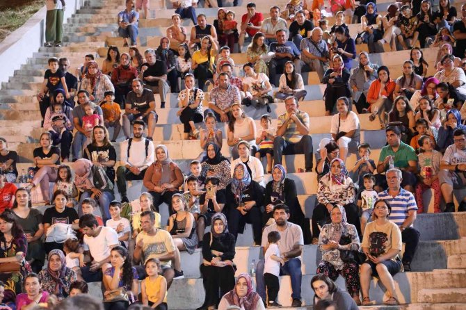 Manisa’da Amfi Tiyatro Çocuk Sesleriyle Şenlendi