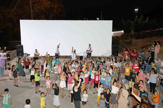 Manisa’da Amfi Tiyatro Çocuk Sesleriyle Şenlendi