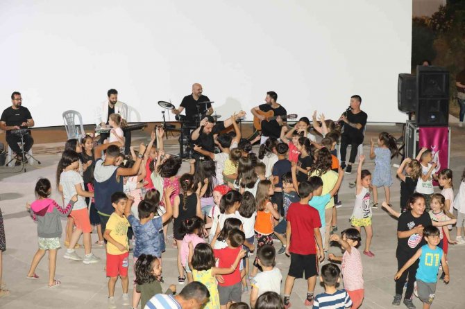 Manisa’da Amfi Tiyatro Çocuk Sesleriyle Şenlendi