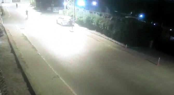 Eyüpsultan’da Lüks Otomobilin Farını Çalan Hırsızlar Yakalandı