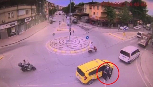 Kendisini Polis Olarak Tanıttı, 500 Bin Lira Dolandırdı