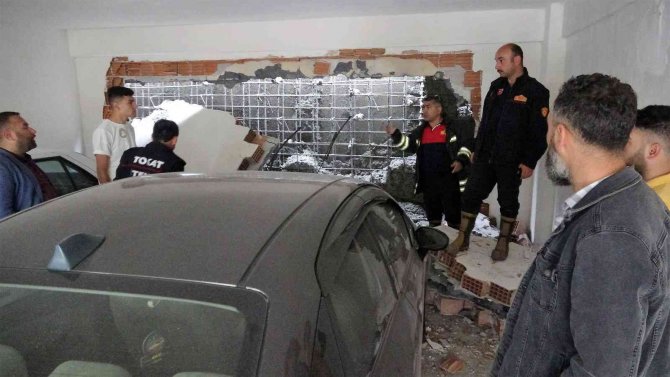 Yeni Aldığı Otomobilin Üzerine Duvar Devrildi