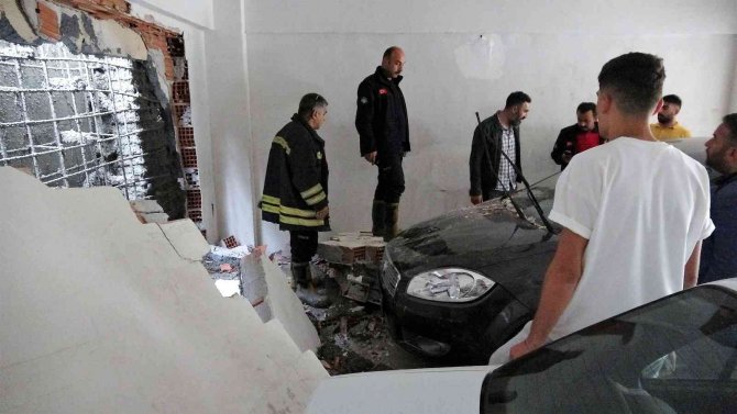 Yeni Aldığı Otomobilin Üzerine Duvar Devrildi