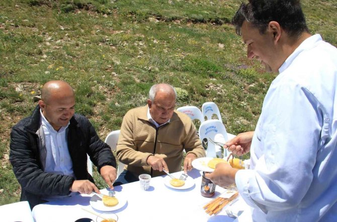 İ̇talyan Şef, 2 Bin 500 Rakımda Dünya Birincisi Balla Tatlı Yaptı