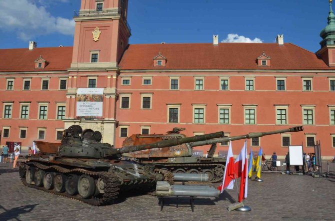 Ukrayna’nın Etkisiz Hale Getirdiği Rus Tankı Ve Obüsü Polonya’da Sergilendi
