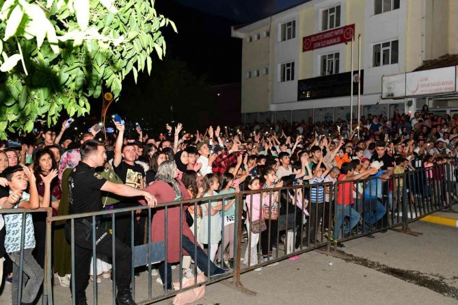 "Kanispi, Ceviz, Bal, Alabalık Ve Rafting Festivali" Konserle Sona Erdi