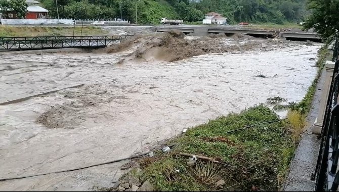 Sel Suları 2 Köprüyü Yıktı, Evleri Su Bastı