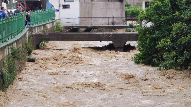 Zonguldak’ta Yoğun Yağış Etkisini Sürdürüyor