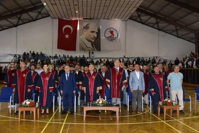 Yaşar Doğu Spor Bilimleri Fakültesi Mezunlarını Uğurladı