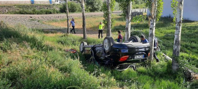 Ağrı’da Virajı Alamayan Araç Takla Attı