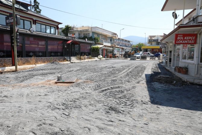 Akbük’te Yol Yapım Ve Parke Taşı Çalışmaları Sürüyor