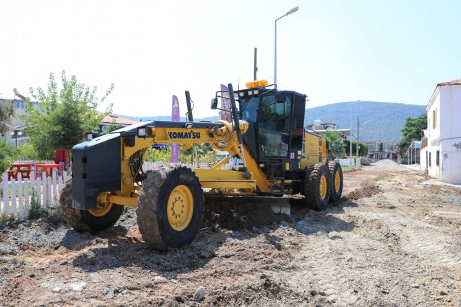 Akbük’te Yol Yapım Ve Parke Taşı Çalışmaları Sürüyor
