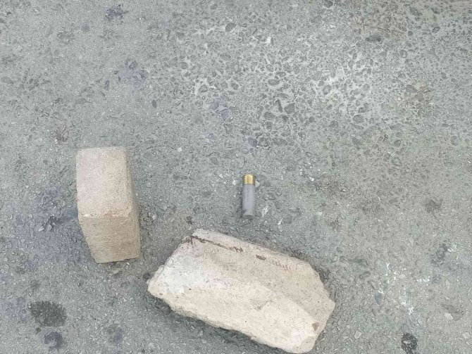 Aynı Arabada Yolculuk Yapan İki Arkadaş Herkesin Şaşkın Bakışları Arasında Silahlı Kavgaya Tutuştu