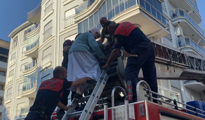 Alevlerin Arasında Kaldı, Balkondan Sedyeyle Kurtarıldı