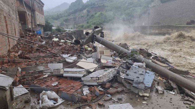 Kozcağız’da 4 Katlı Bina Yıkıldı, Mahalle Tahliye Edildi