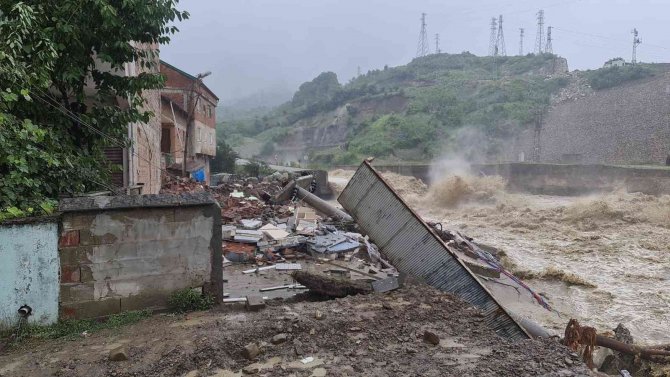 Kozcağız’da 4 Katlı Bina Yıkıldı, Mahalle Tahliye Edildi
