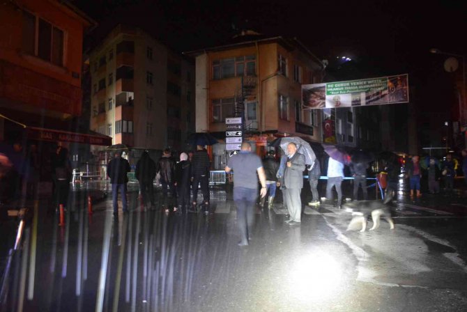 Karabük Yenice’yi Su Bastı: Ekmek Teknesini Kurtarmak İsteyen Esnaf Seferber Oldu