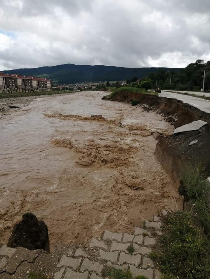 Mengen’de Sel Suları Köprüleri Yıktı, Yollar Çöktü