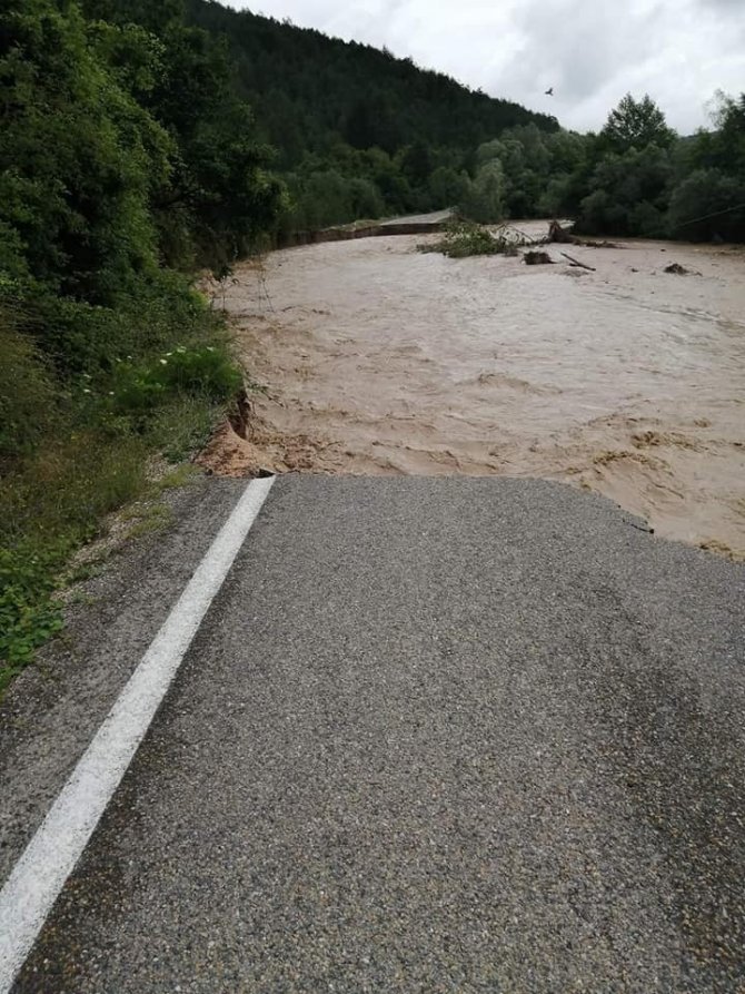 Mengen’de Sel Suları Köprüleri Yıktı, Yollar Çöktü