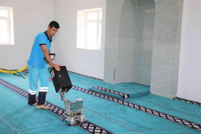 Niğde Belediyesi Cami Halılarını Temizliyor