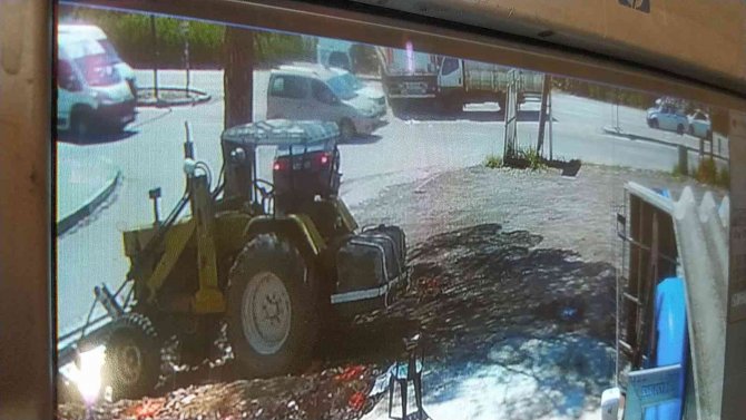 Bursa’da Kamyonet Tıra Çarptı: 2 Yaralı