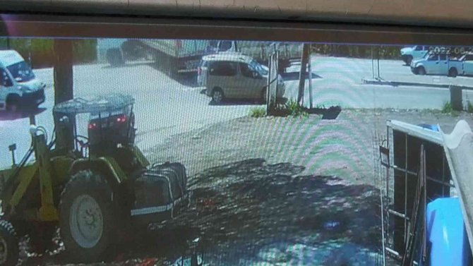 Bursa’da Kamyonet Tıra Çarptı: 2 Yaralı
