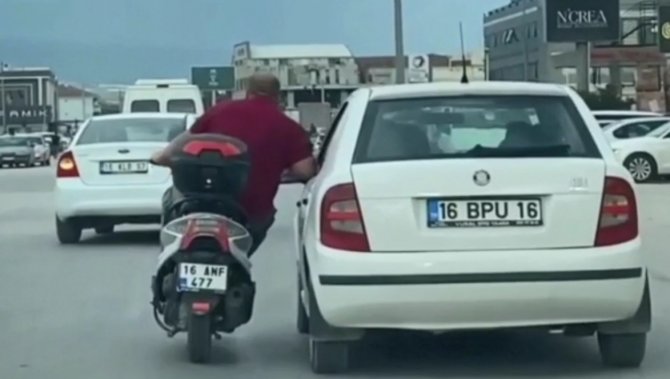 Trafikte Tehlikeli Yolculuk… Canını Dakikalarca Hiçe Saydı