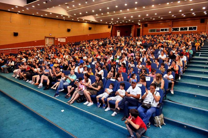 ‘Eşit Masallar’ Oyunu Mersin’de Sahnelendi