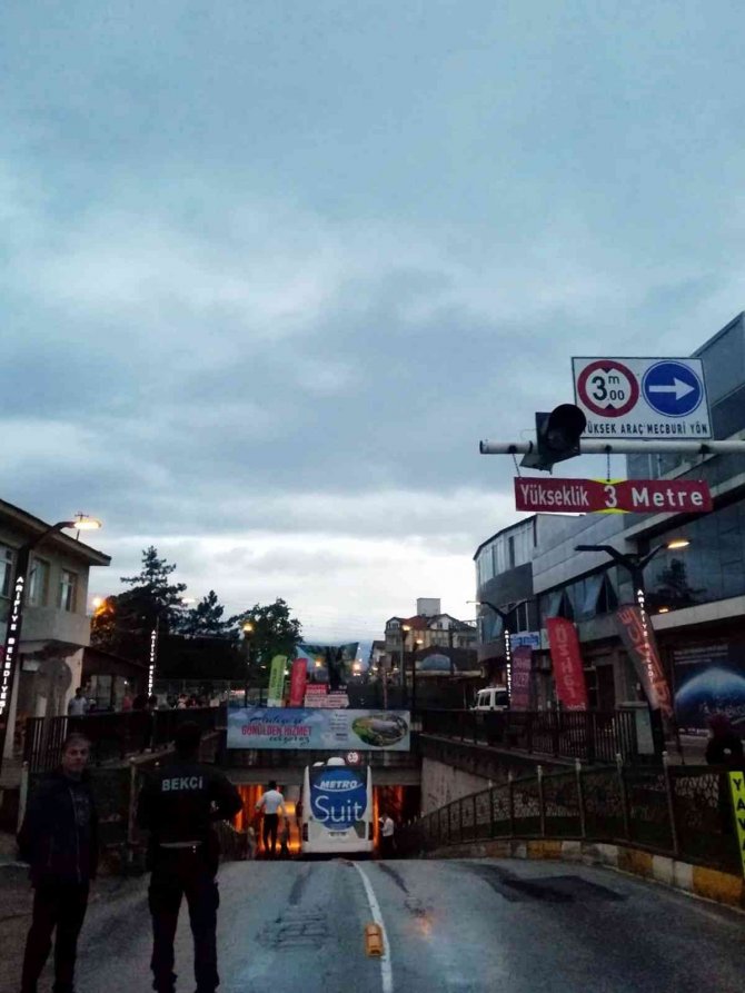 Denizli’den Yola Çıkan Yolcu Otobüsü Alt Geçitte Sıkıştı