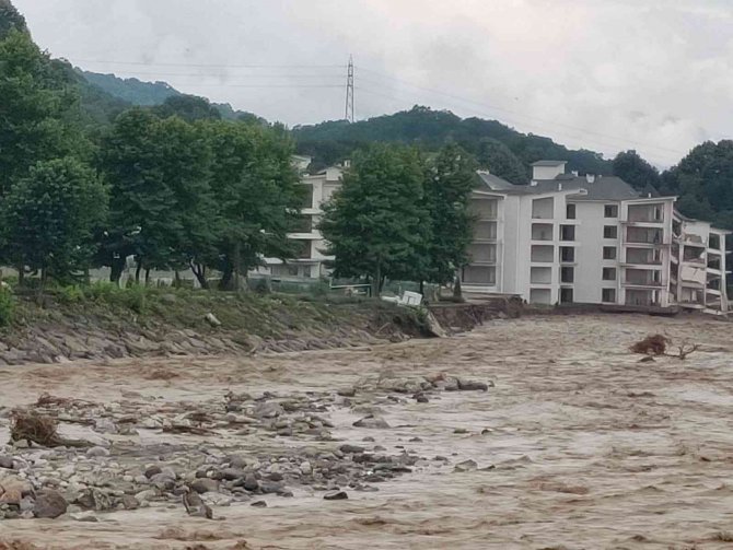 Sağanak, İnşaat Halindeki Termal Otelin Bloğunu Yıktı