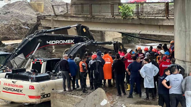Kepçe Dereden Çıkarıldı, Operatörü Arama Çalışmaları Sürüyor