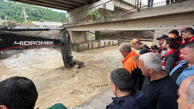 Kepçe Dereden Çıkarıldı, Operatörü Arama Çalışmaları Sürüyor