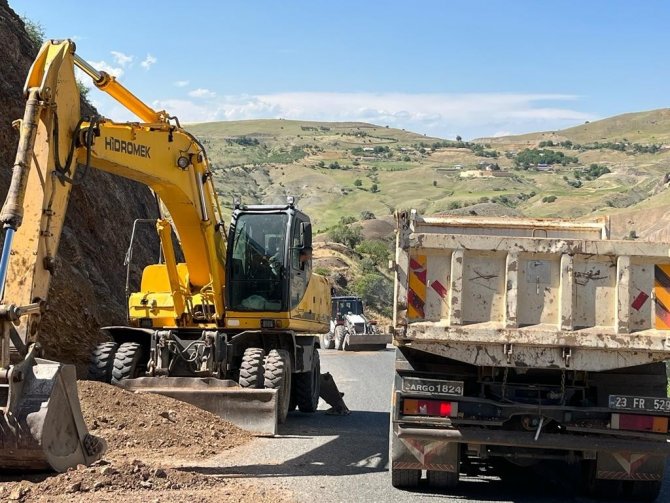 Elazığ’da Yol Bakım Ve Onarım Çalışmaları Sürüyor